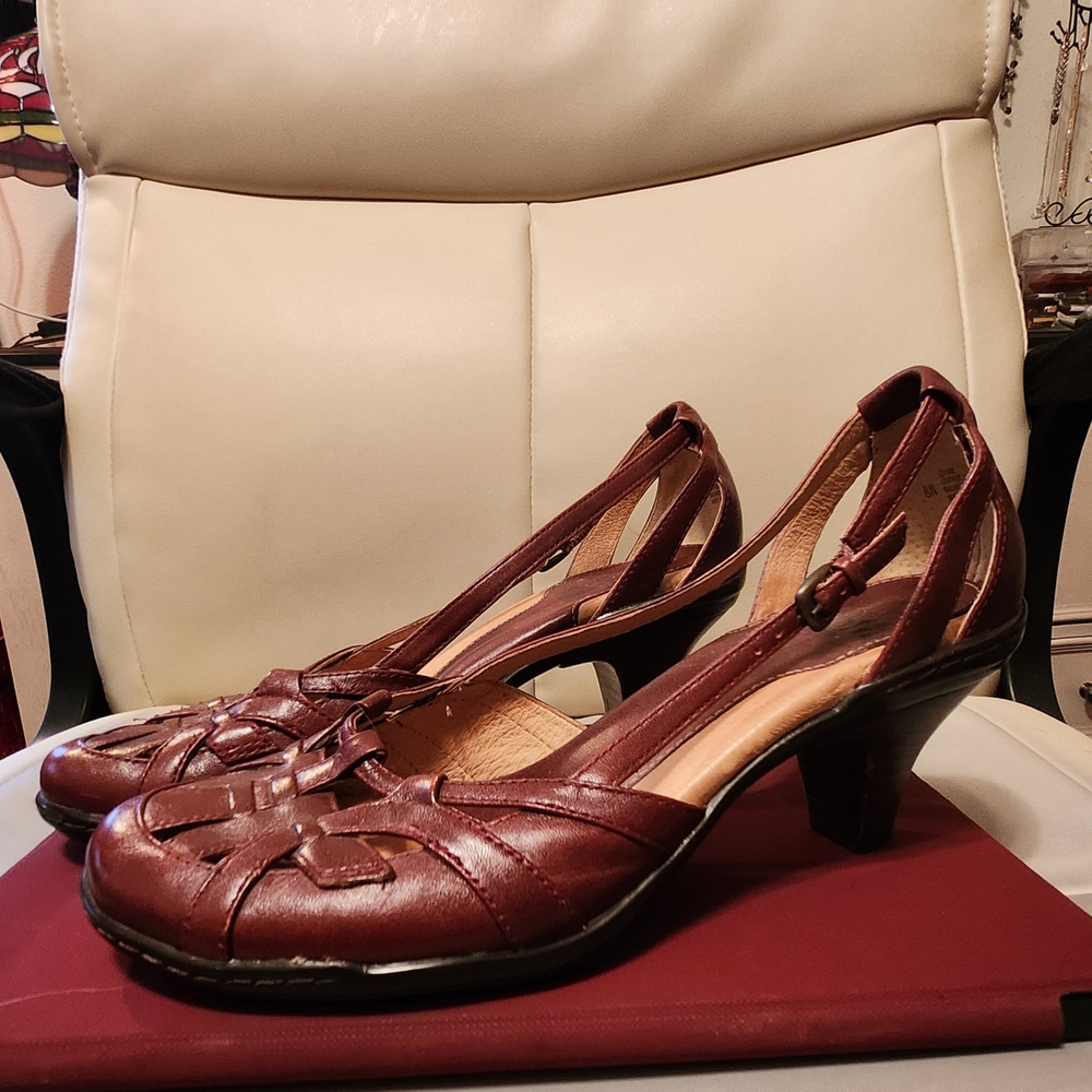 Elegant Women's Heeled Shoes - Brown